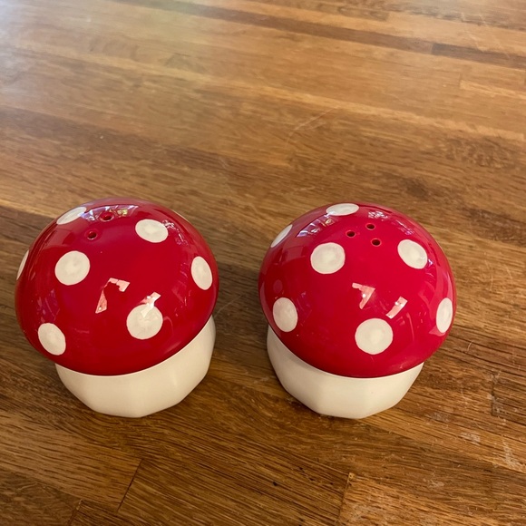 Brand New Never Used Mushroom Salt & Pepper Shakers - Picture 3 of 4